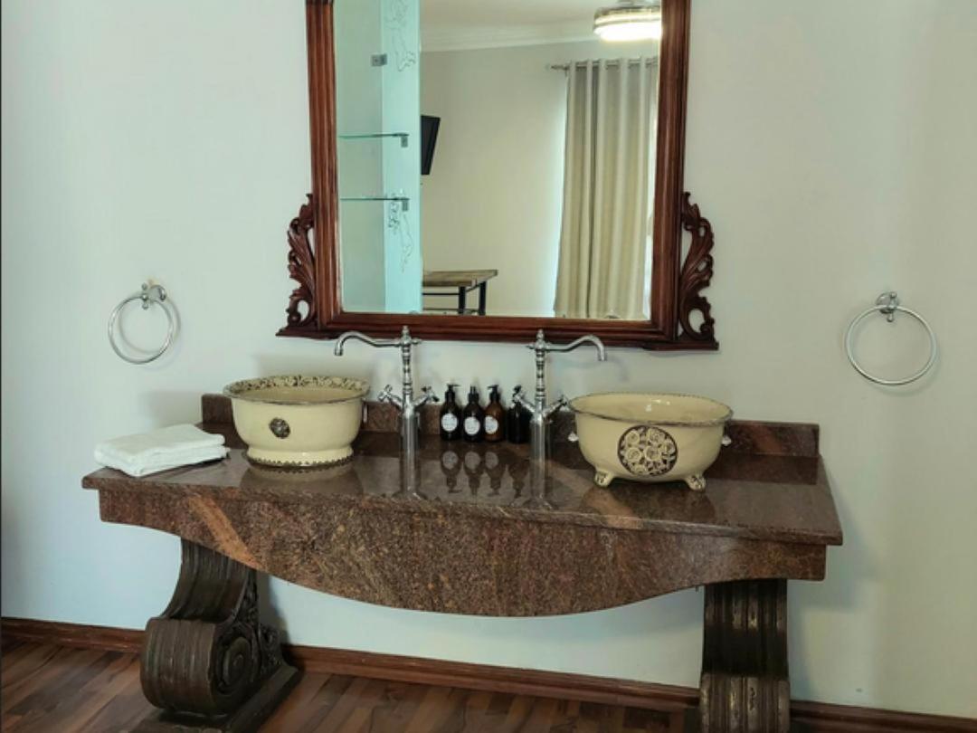Art And Soul Restaurant, Accommodation, French Bar And Art Gallery ปาเรส ห้อง รูปภาพ